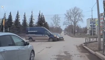  «Посылка задерживается»: в Башкирии городе фургон Почты России врезался в легковой автомобиль