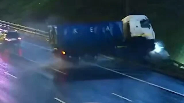  «Испугался и нажал на тормоза»: грузовик опрокинулся на 71 километре МКАД