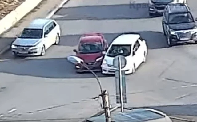 	«Спорила с сотрудниками ДПС и не признавала вину»: камера запечатлела момент ДТП на кольце в Кра