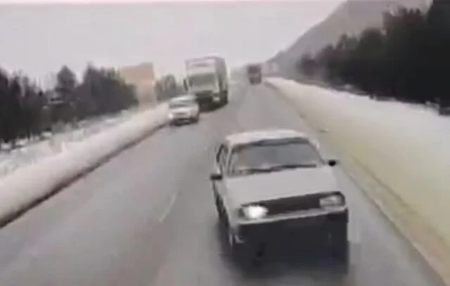  В Красноярском крае ВАЗ-2115 выехал на встречную и столкнулся с грузовиком