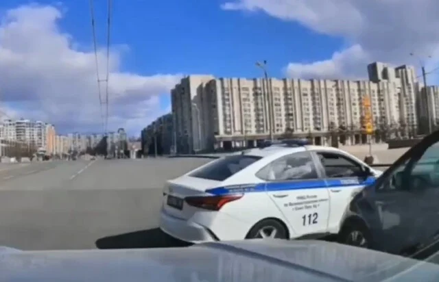 	Двигался с «крякалкой»: полицейский автомобиль попал в ДТП на перекрестке в Санкт-Петербурге
