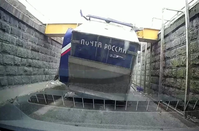  Автомобиль «Почты России» стал жертвой «Моста глупости» в Санкт-Петербурге