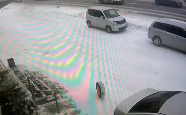  В Красноярске у &laquo;Нивы&raquo; отвалилось колесо и повредило припаркованный автомобиль
