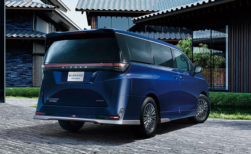 На фото: новый Nissan Elgrand Autech