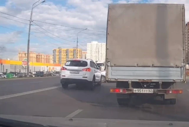  Оказал медвежью услугу: два автомобиля столкнулись в Рязани