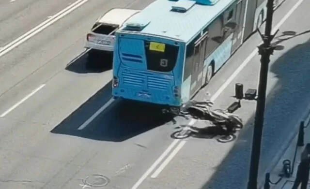  Лазурный автобус и мотоцикл столкнулись на Невском проспекте в Санкт-Петербурге