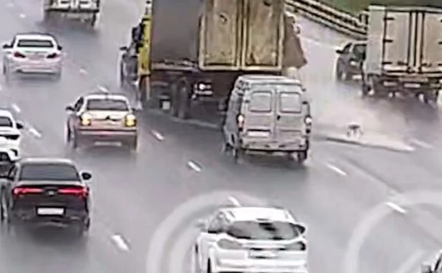  Водитель грузовика «рассыпал» мешки с цементом на МКАД