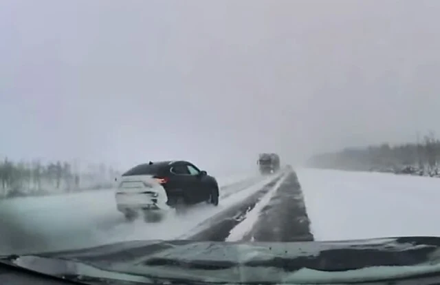  Под Череповцом водитель китайского автомобиля совершал опасный обгон и спровоцировал массовое ДТ