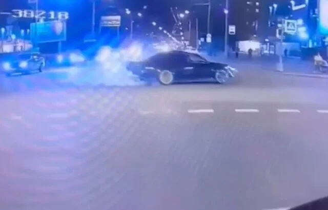  В Петербурге задержали курьера, дрифтовавшего на оживленном перекрестке