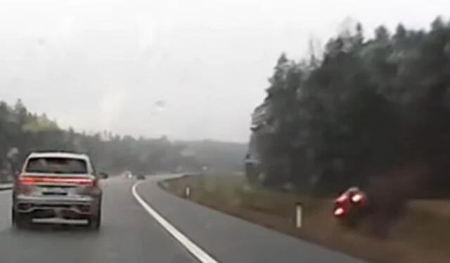  Кроссовер вылетел в кювет и перевернулся на трассе «Сортавала»