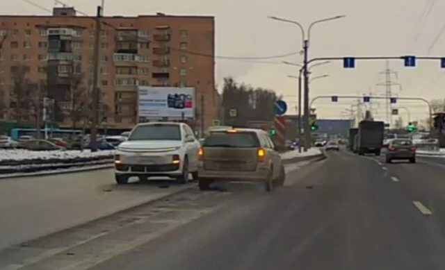  В Петербурге водитель &laquo;Опеля&raquo; пытался развернуться и столкнулся с автомобилем Lixiang