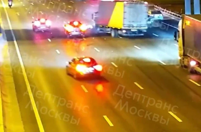  Водитель чинил машину посреди МКАД и спровоцировал массовое ДТП
