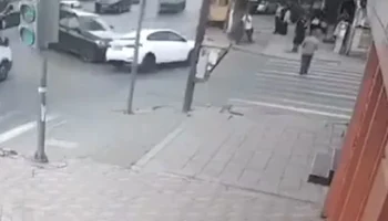  &laquo;Пытался уйти от столкновения&raquo;: в Махачкале автомобиль выехал на тротуар и сбил женщину