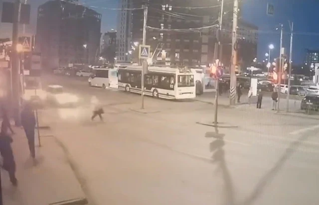  В Омске женщина перебегала дорогу на красный и попала под машину