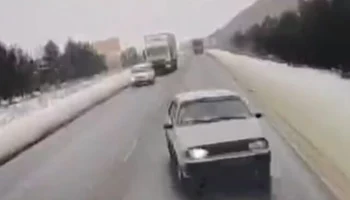  В Красноярском крае ВАЗ-2115 выехал на встречную и столкнулся с грузовиком