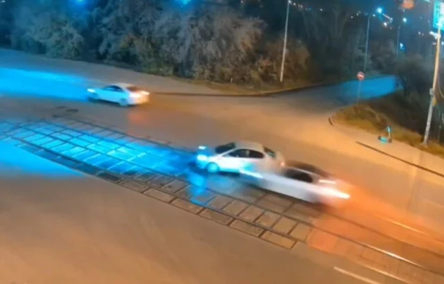  Два автомобиля столкнулись на перекрестке Викулова &#8212; Металлургов в Екатеринбурге