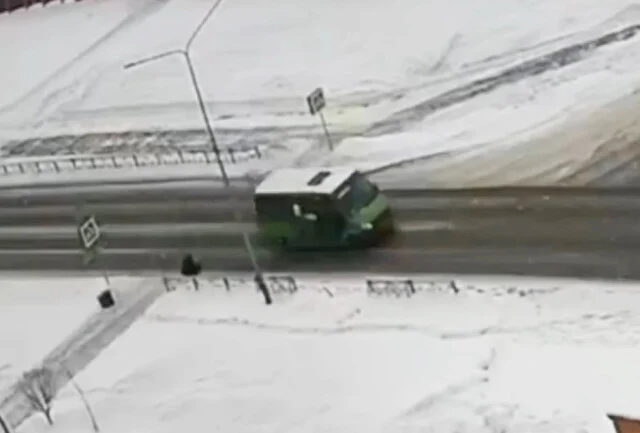  В Тюмени водитель маршрутки сбил школьника и уехал