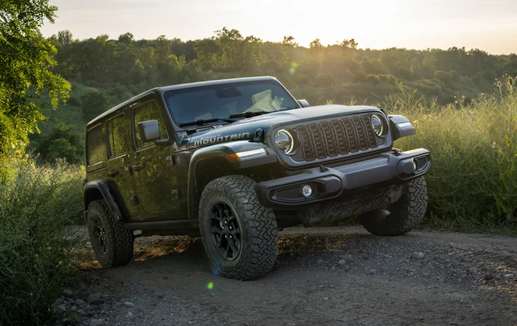 У внедорожника Jeep Wrangler появилась &laquo;затемнённая&raquo; версия Smoky Mountain