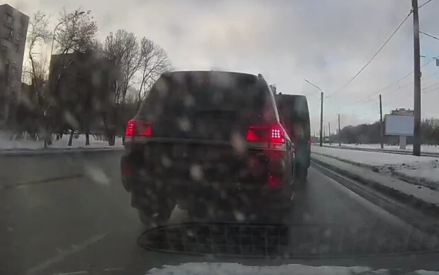  Конфликт на дороге в Петербурге: водитель &laquo;Крузака&raquo; обиделся и включил &laquo;учителя&raquo;