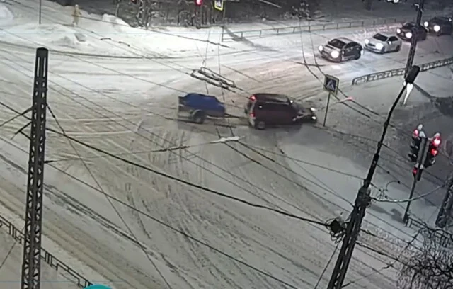  Авария в Петрозаводске: водитель «Нивы» пытался проскочить перекресток на желтый и снёс дорожный