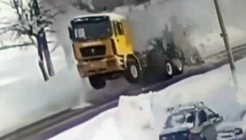  В Нижнем Новгороде самосвал с поднятым кузовом снёс теплотрассу