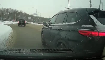  &laquo;Столкновения избежать не удалось&raquo;: два автомобиля столкнулись на кольце в Подольске