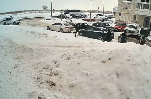  В Набережных Челнах &laquo;Лада&raquo; врезалась в припаркованный автомобиль: водитель и пассажиры сбежали