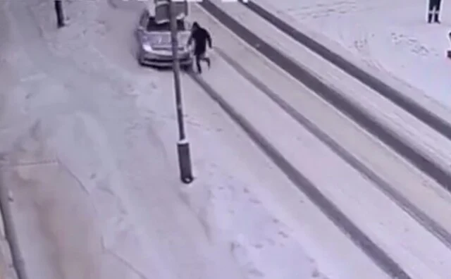  &laquo;Перебегал в неположенном месте&raquo;: в Архангельске автомобиль сбил пожилого мужчину