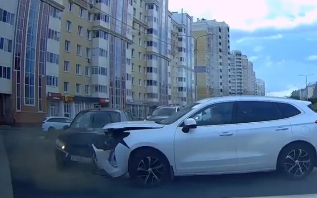  &laquo;Не заметил Гранту&raquo;: два авто столкнулись на улице Пирогова в Чебоксарах