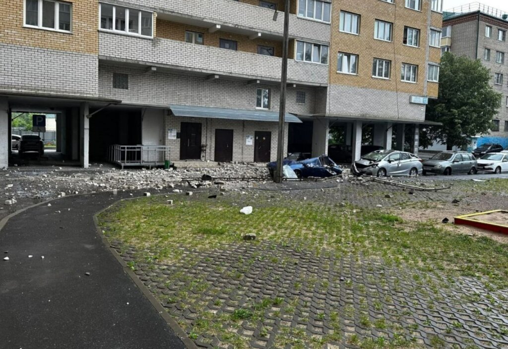 В Чебоксарах балкон обрушился на припаркованные автомобили