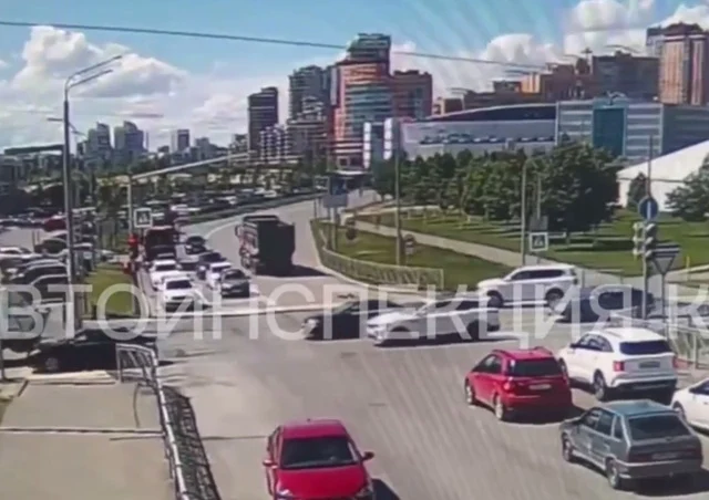  В Казани водитель грузовика при повороте направо сбил школьницу