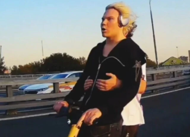  В Москве привлечен к ответственности подросток, который ехал на самокате навстречу потоку машин