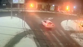  Автомобиль снёс светофор на перекрестке в Курске