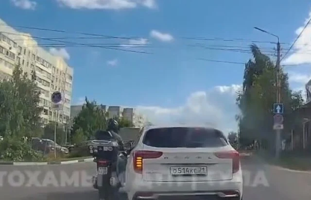  В Туле кроссовер поворачивал налево и столкнулся с мотоциклом