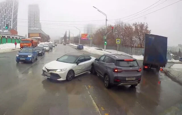  ДТП на перекрестке в Уфе: водитель «Тойоты» поворачивал налево и столкнулся с кроссовером