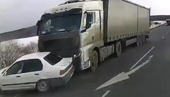  Момент ДТП под Красноярском: водитель легковушки не успел завершить обгон и столкнулся с фурой