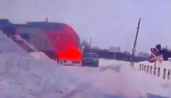  Mitsubishi столкнулся с поездом в Тверской области: погибли водитель и пассажирка