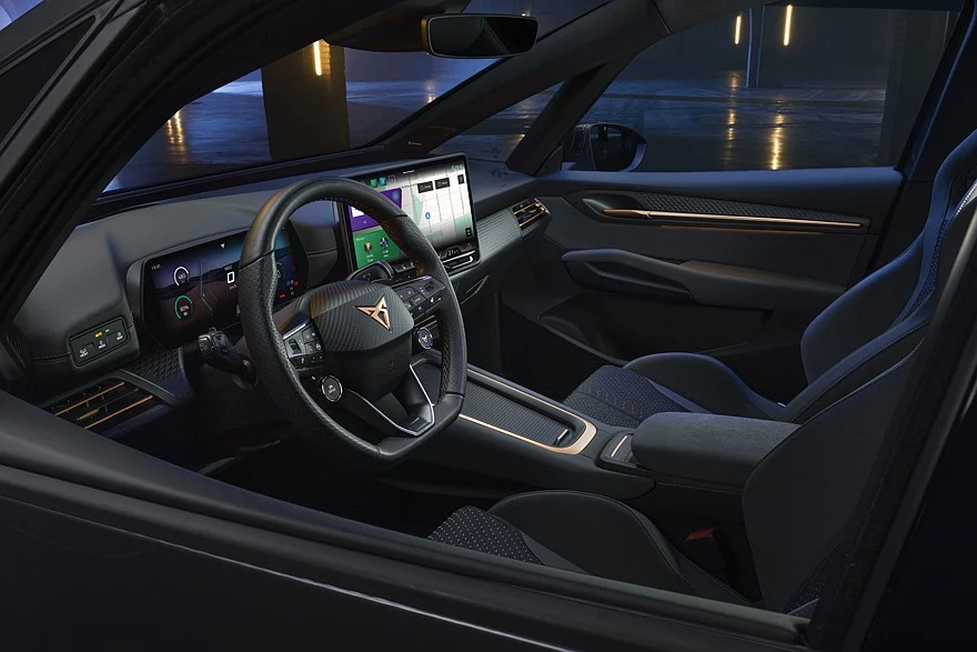 На фото: салон обновлённого хэтчбека Cupra Born