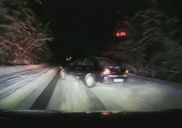  Бесконтактное ДТП: девушка не справилась с управлением при обгоне