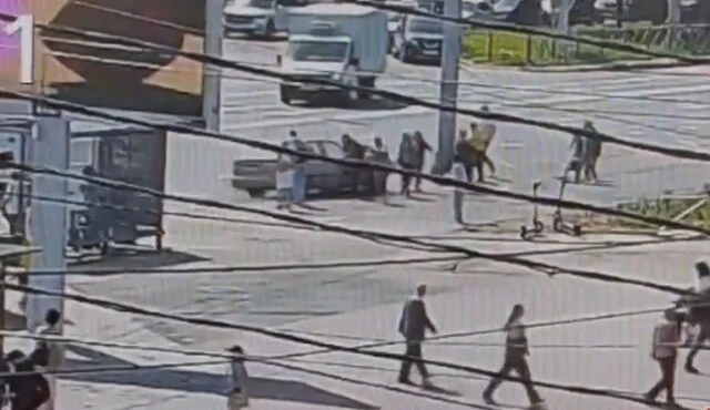  &laquo;Не справилась с управлением&raquo;: в Петербурге легковой автомобиль выехал на тротуар и сбил людей
