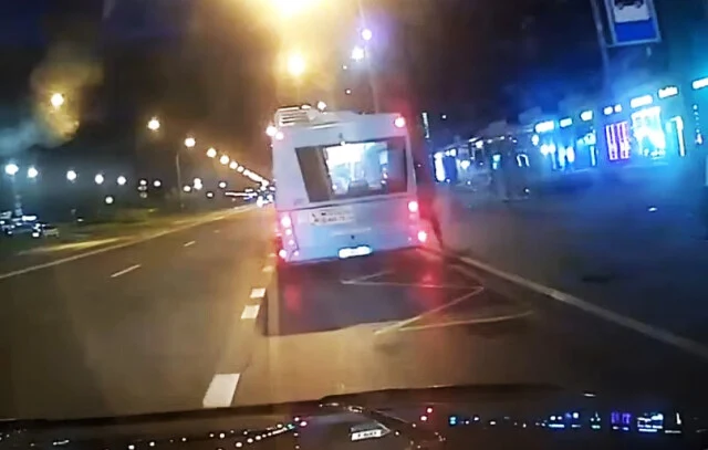  В Петербурге автобус протащил пассажирку около 300 метров по асфальту