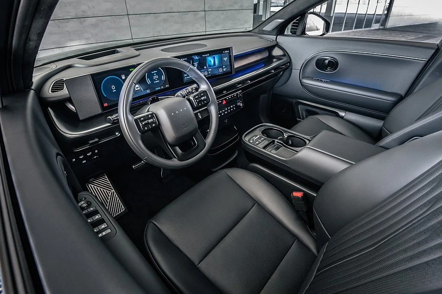 На фото: салон Hyundai Ioniq 9 Calligraphy Black Ink