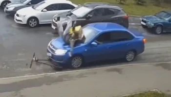  В Нижнекамске автомобиль сбил доставщика еды на электросамокате