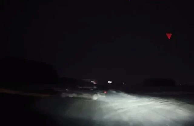  «Вот такие скоты ездят среди нас»: два автомобиля едва не столкнулись в Омске