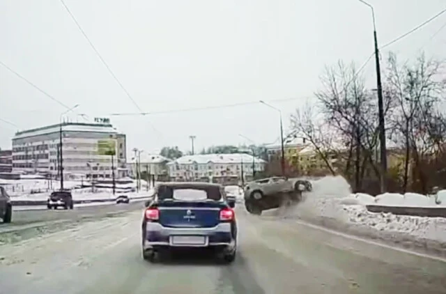 &laquo;Выбросило из ледяной колеи&raquo;: автомобиль перевернулся в Нижнем Тагиле