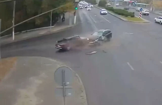  «Не заметил из-за кустов?»: ВАЗ-2107 и «Лада Веста» столкнулись на перекрестке в Волгограде