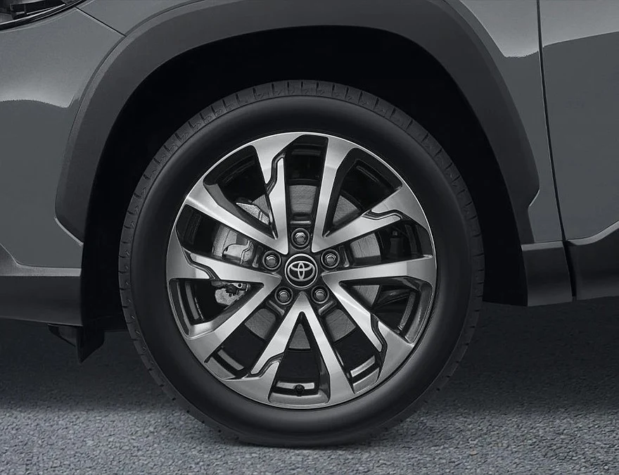 На фото: паркетник Toyota Corolla Cross the 60th