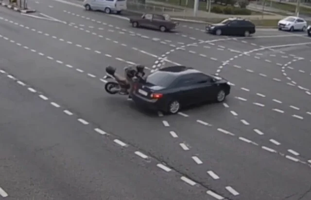  В Белгороде водитель «Тойоты» проехал перекресток на красный и столкнулся с мотоциклом