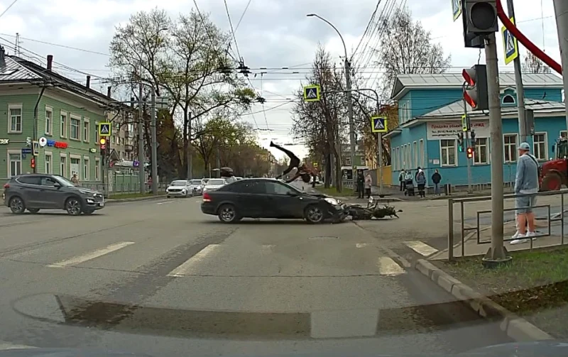 	В Вологде байкерша не уступила дорогу автомобилю и оказалась в больнице