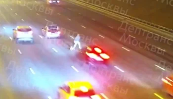  &laquo;Даже знак не помог&raquo;: два автомобиля столкнулись посреди МКАД